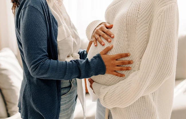 Alicia gestó para ayudar a pareja española pero la ley la obliga a asumir la maternidad