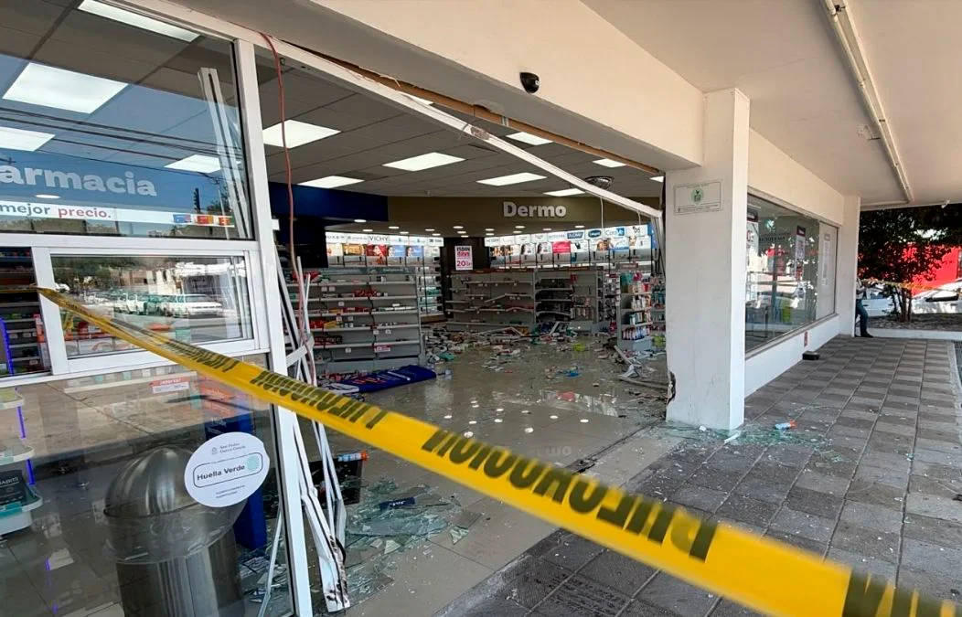 Conductor de 93 años estrella camioneta contra farmacia en San Pedro y atropella a mujer
