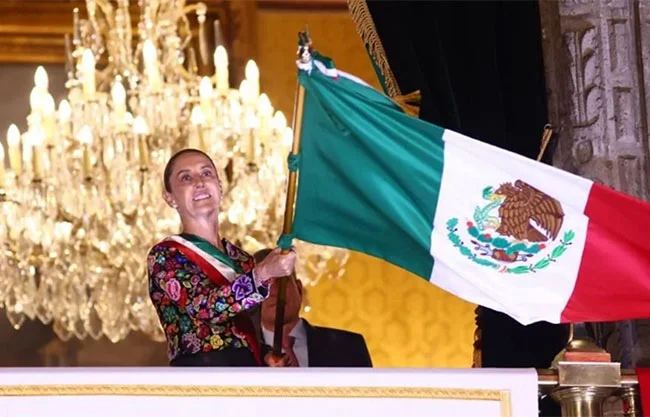 Sheinbaum da el Grito con arengas a heroínas y migrantes