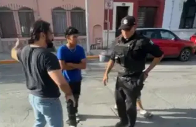 Hombre detiene y somete a presunto ladrón en el centro de Monterrey