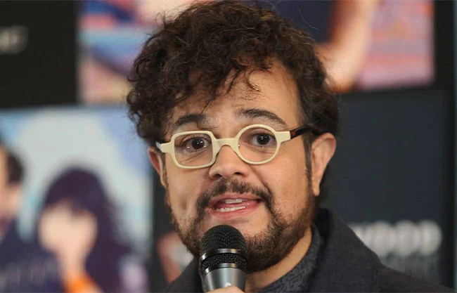 Aleks Syntek explota y discute con los asistentes en pleno show patrio