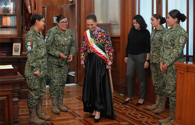Asegura Sheinbaum que recicla su ropa y reutiliza textiles para confeccionar nuevas prendas