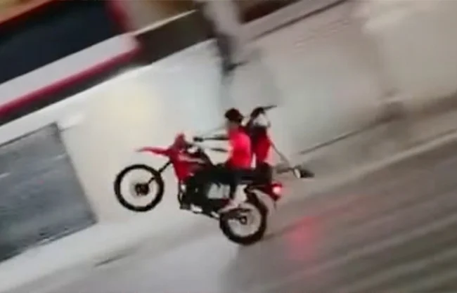 VIDEO: Joven motociclista pierde un ojo tras chocar mientras hacía piruetas en Monterrey