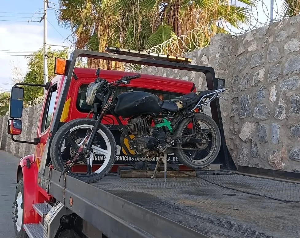 Detienen a dos hombres por placas sobrepuestas y amenazas en Torreón