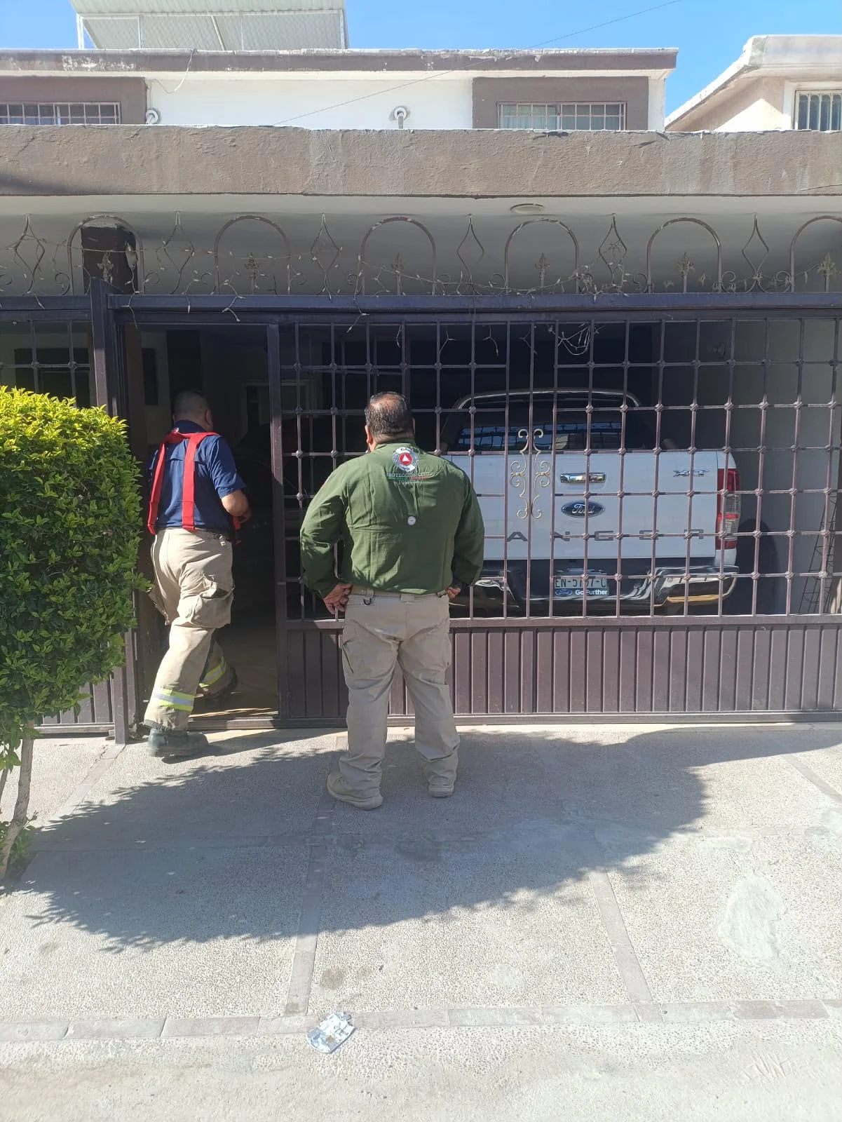 Cortocircuito provoca incendio en vehículo dentro de vivienda en Torreón