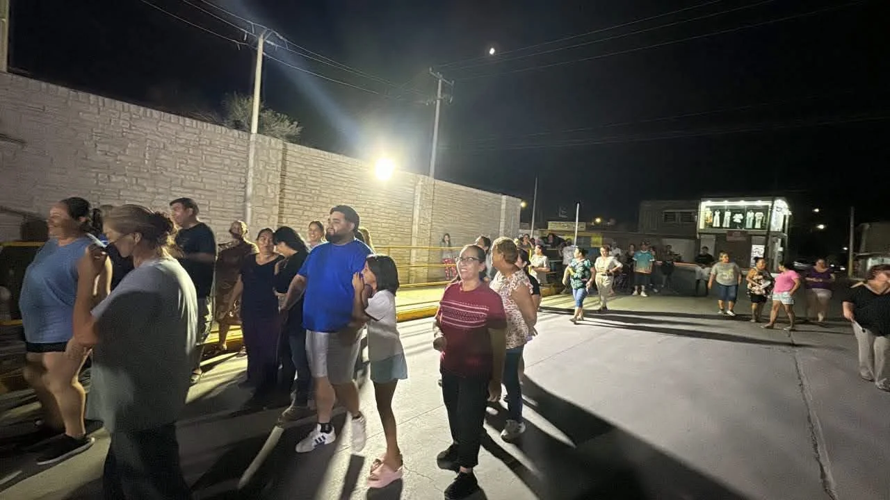 Bloquean bulevar por malos olores de empresa en Gómez Palacio; vecinos señalan enfermedades respiratorias y gastrointestinales
