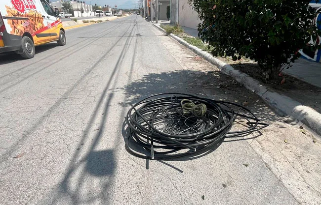 Malandrines cortan 150 metros de cable de izzi en Parajes de los Pinos; lo abandonan al descubrir que no tenía cobre