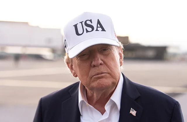 Trump lanza encuesta para cambiar nombre de la IA mientras veta a medios en la Casa Blanca