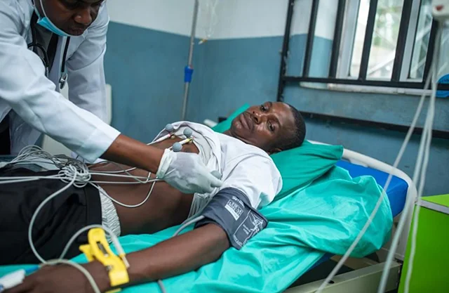 Mueren 48 personas en Nigeria por consumir alcohol adulterado