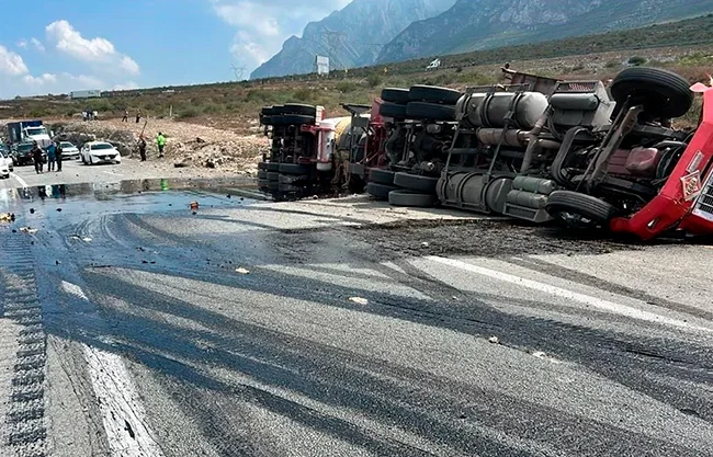 Abren parcialmente Carretera a Saltillo tras volcadura