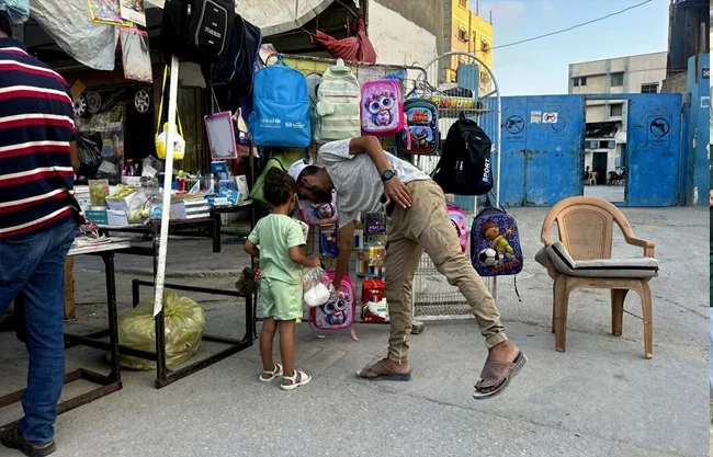 Los niños gazatíes regresan a unas aulas con pocos pupitres y aún bajo ataques israelíes