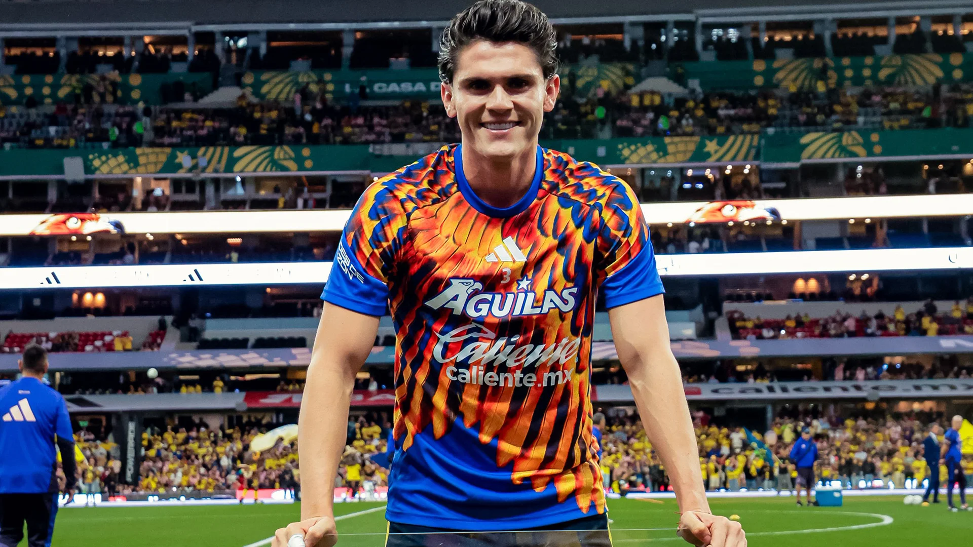 ¡Reconocimiento con polémica! América homenajea a Israel Reyes y la afición explota en redes