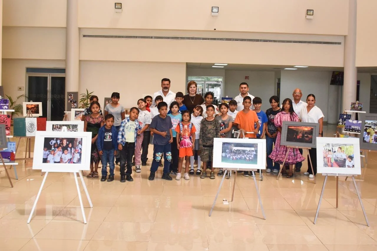 Niñas y niños de Casa Puente muestran su talento en exposición artística
