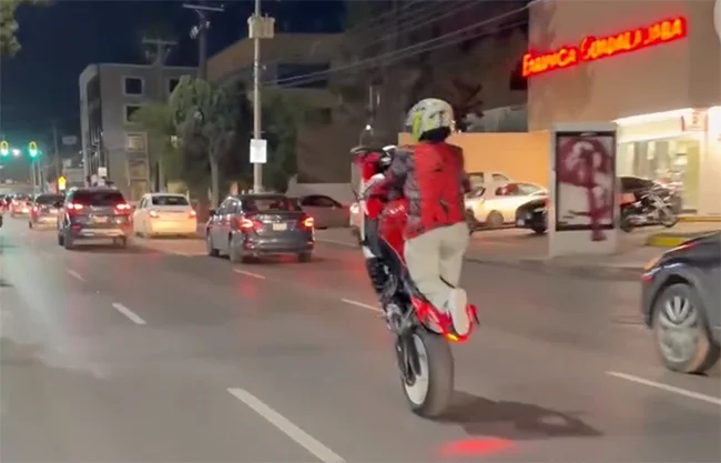 Captan a motociclistas haciendo 'caballitos' y acrobacias sobre el bulevar Venustiano Carranza