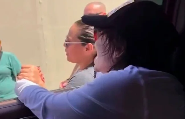 Alejandra Guzmán reaparece tras lesión en concierto y afirma que ya le 'metieron su cadera'