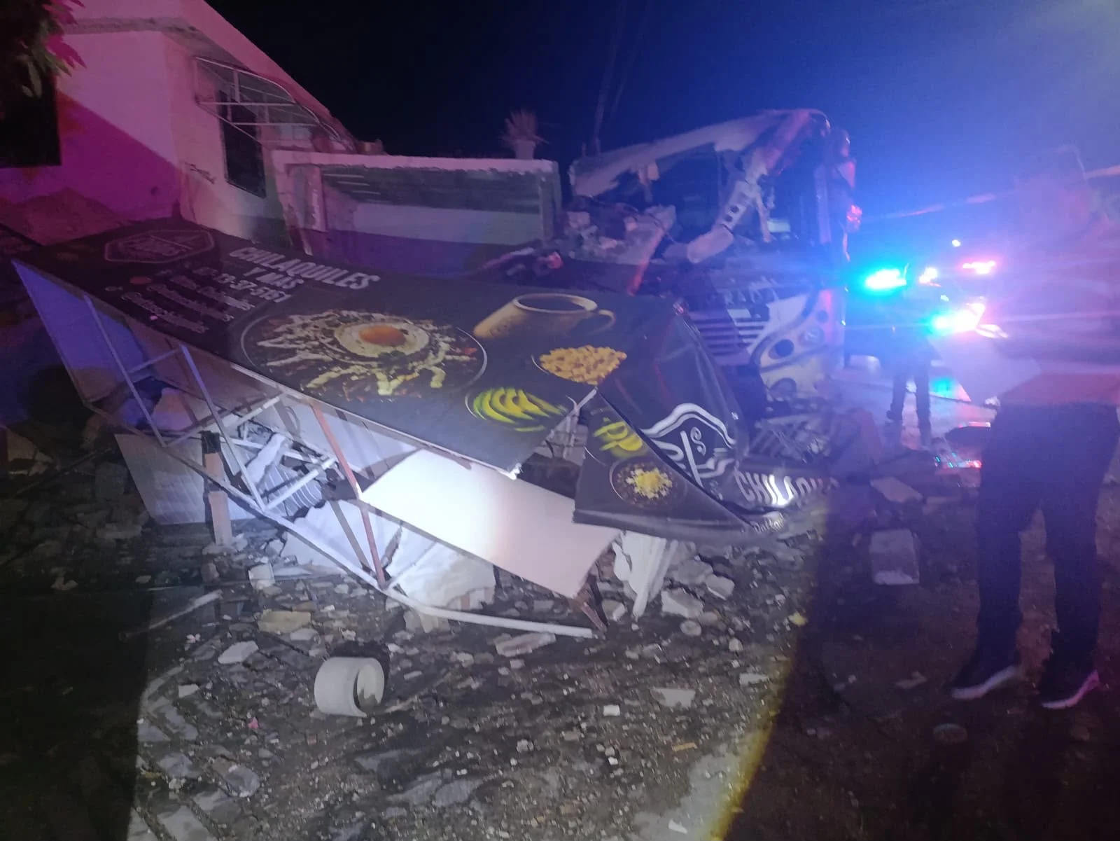 Camión de ruta se impacta contra restaurante de chilaquiles en Torreón; hay un lesionado