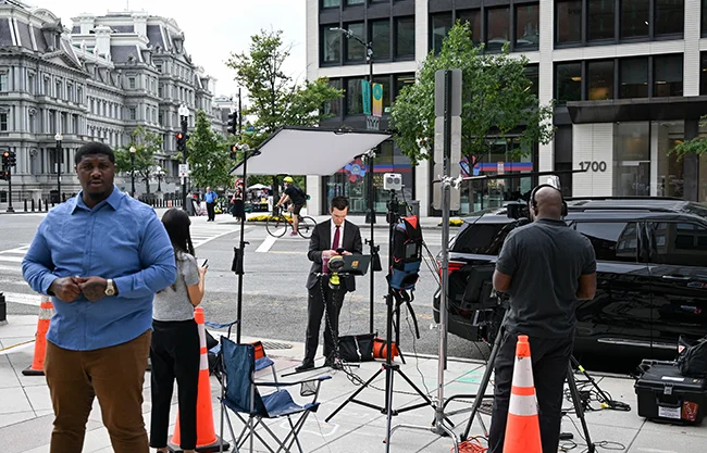 Grandes cadenas de TV de EU suspenden cobertura conjunta de Trump tras su veto a medios