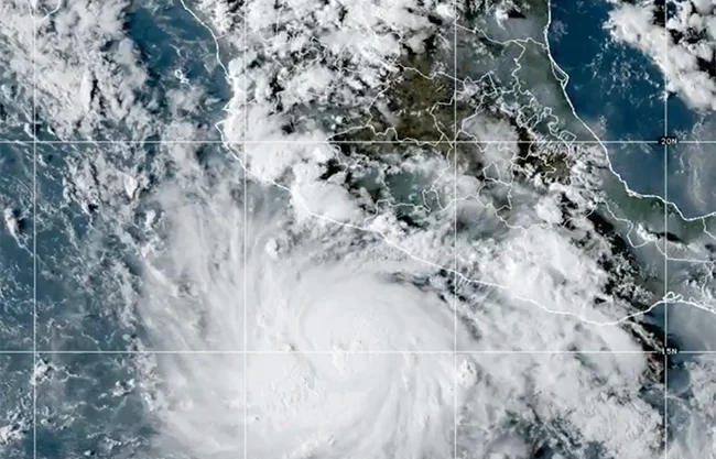 Polo se intensifica y alcanza categoría 4 frente a costas de México