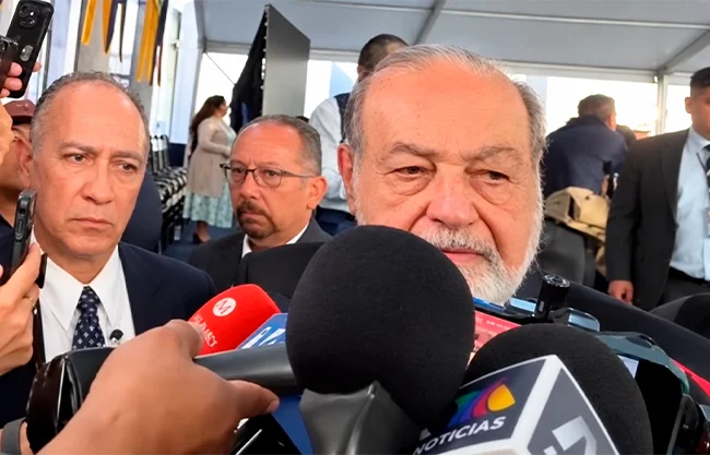 Carlos Slim respalda la restricción de celulares en escuelas de educación básica