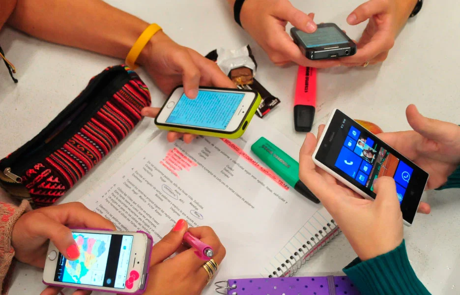 Prohibición de celulares en escuelas desde noviembre: ¿cómo impactará a alumnos, docentes y padres de familia?