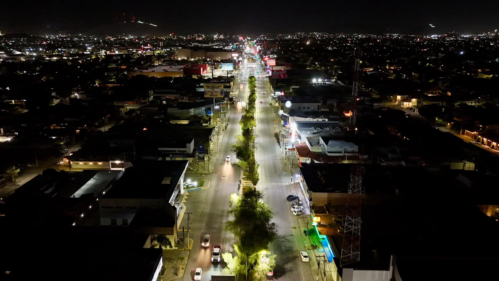Renuevan alumbrado público en el bulevar Independencia de Torreón