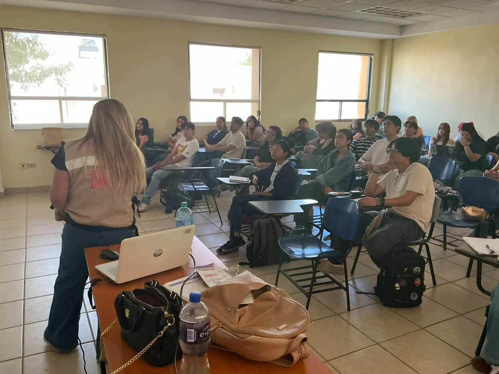 Llevan plática a universitarios sobre riesgos de violencia y acoso en internet