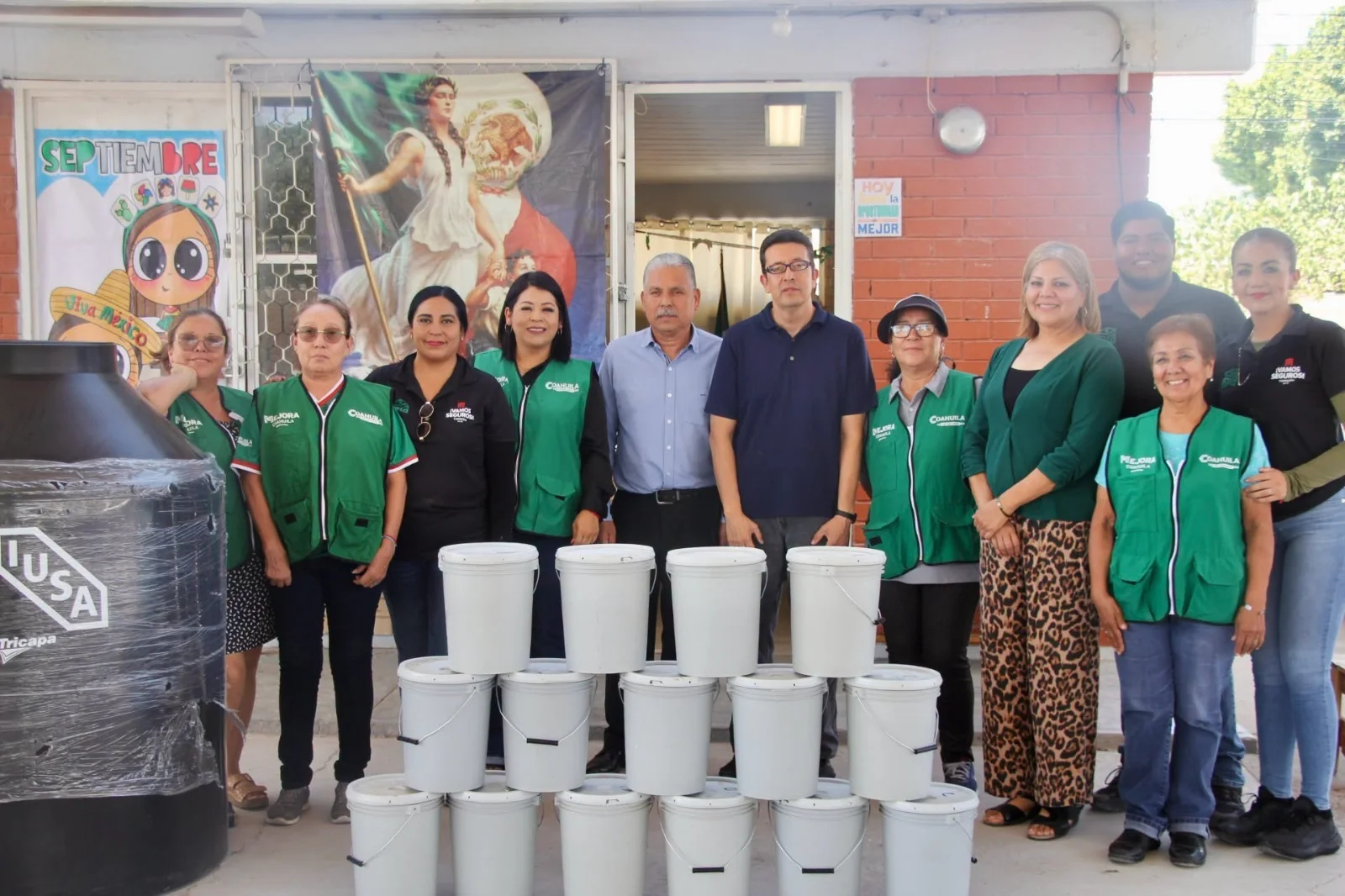 Entregan pintura para rehabilitar primaria Vicente Guerrero en Torreón