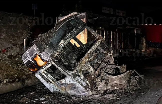 Muere trailero tras caer a desnivel e incendiarse su unidad en Ramos Arizpe