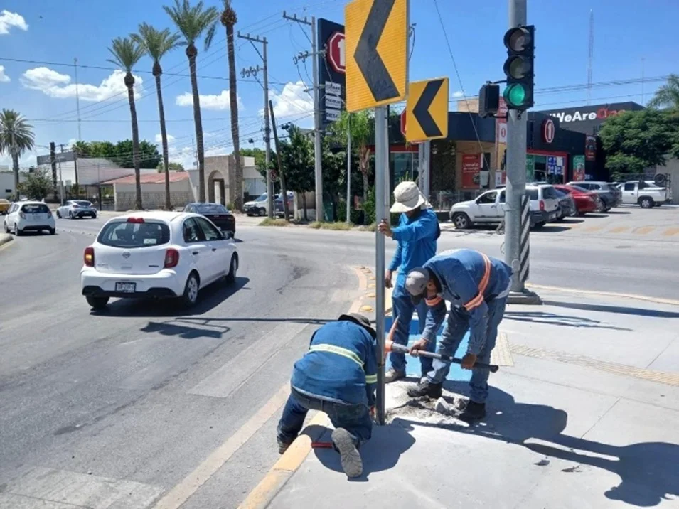 Refuerzan señalización vial en colonias de Torreón;  suman más de 100 intervenciones durante septiembre