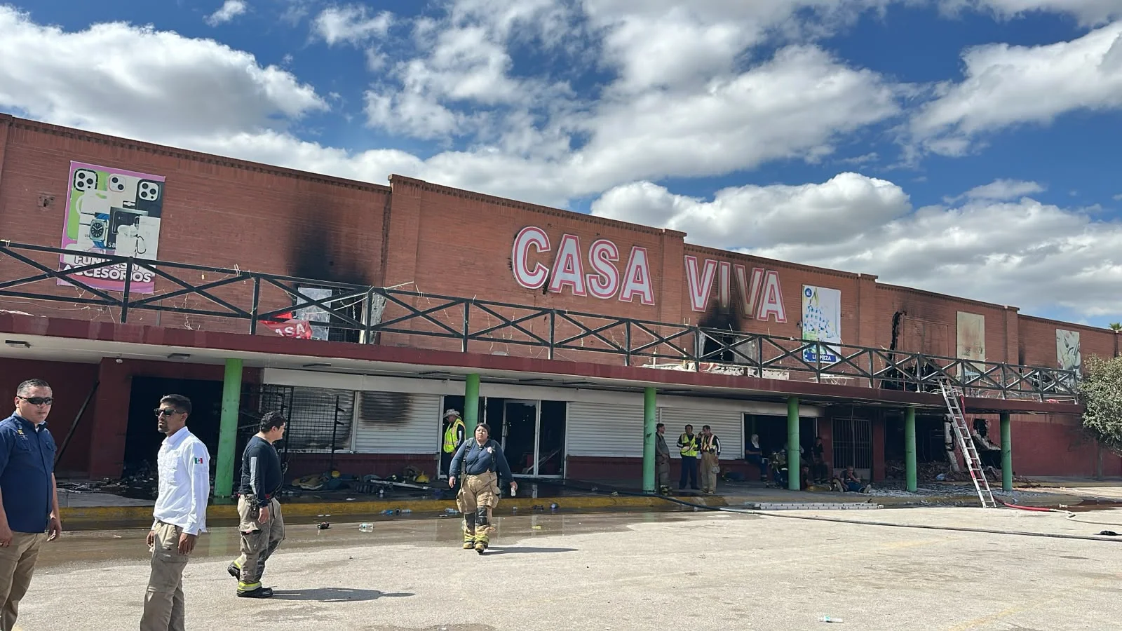 Apuntan a zona de carga eléctrica como posible origen de incendio en Torreón; autoridades llaman a evitar la zona