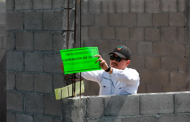 Frena Saltillo construcciones irregulares en Zapalinamé; suspende 8 obras