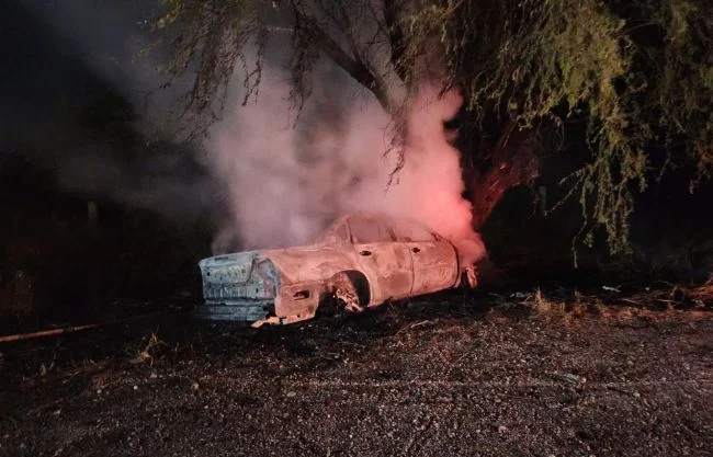 Hombre fallece entre llamas y mujer es reportada grave tras choque con árbol