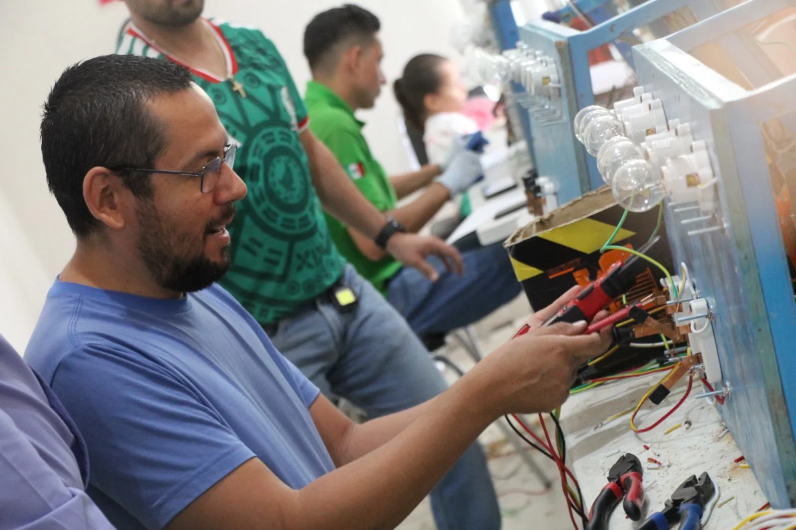 Imparten curso de electricidad en el Centro Comunitario Nueva California de Torreón