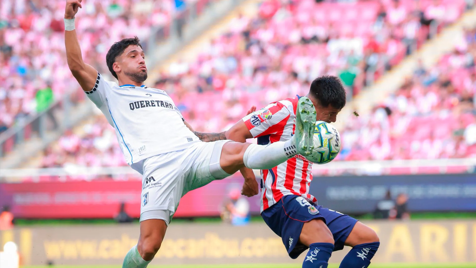 ¡Cantó el 'Gallo' en el Akron! Chivas tiene una tarde para el olvido y cae ante Querétaro