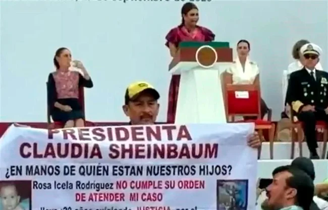 Sacan del Zócalo a hombre que exigía justicia por asesinato de su hijo durante evento de Sheinbaum