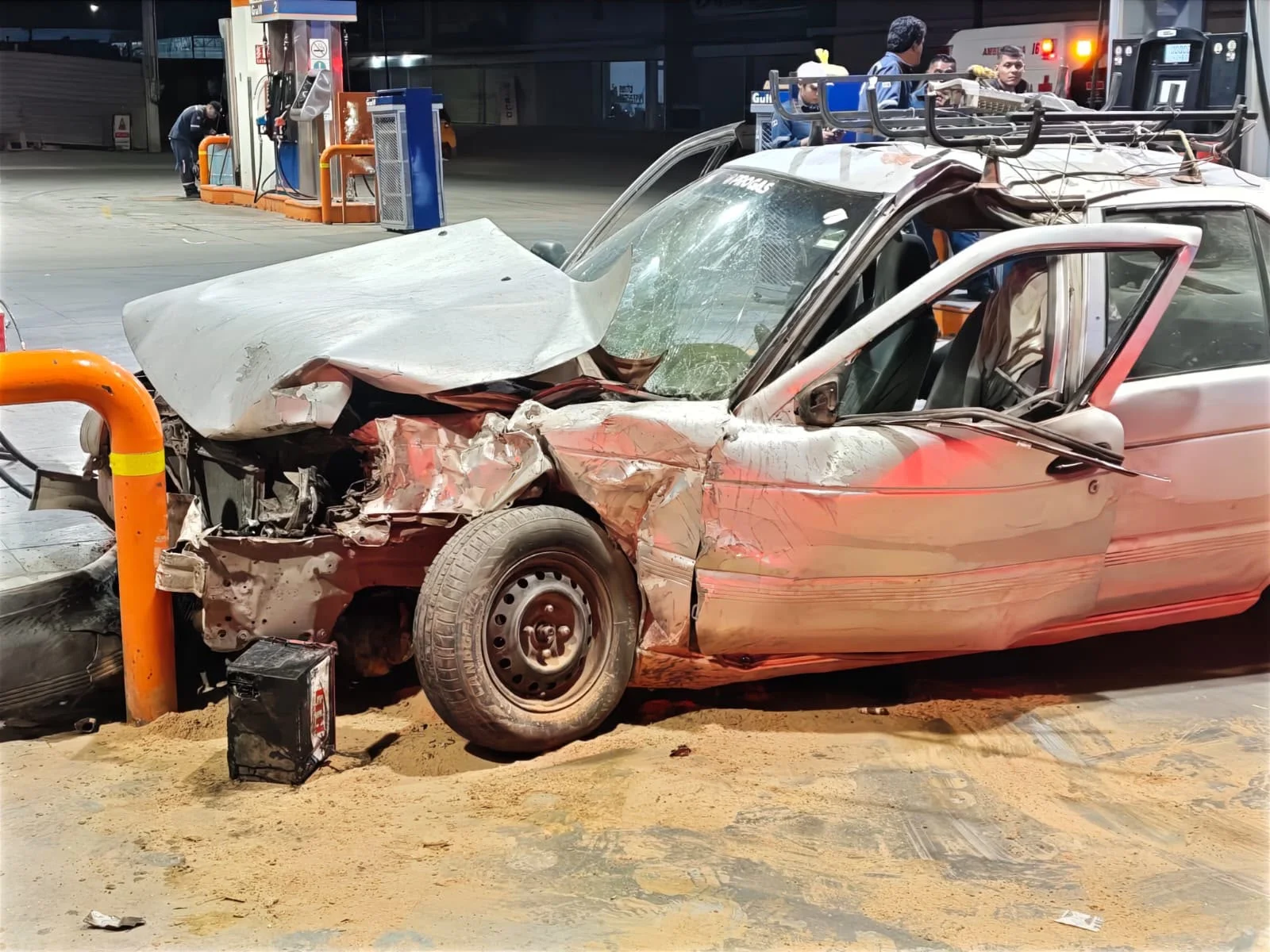 Auto termina proyectado en gasolinera tras aparatoso accidente en Torreón
