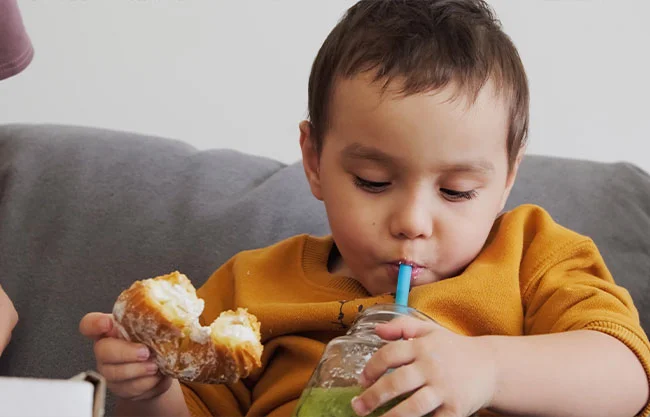 Prohibir anuncios de comida y bebidas chatarra en televisión; reduciría obesidad infantil y juvenil