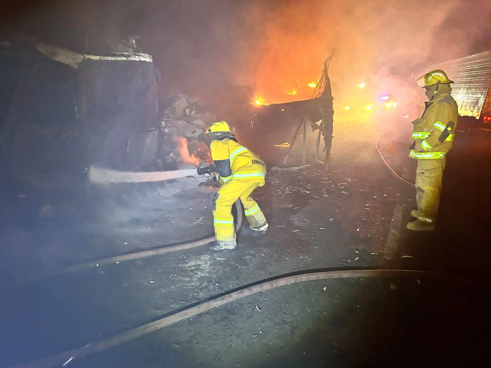 Se incendia tráiler cargado con vitropiso en carretera Gómez Palacio-Durango