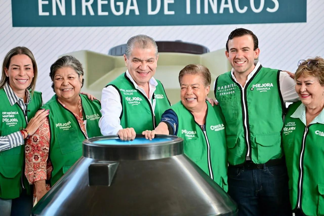 Alcalde Miguel Riquelme entrega tinacos a bajo costo en Torreón