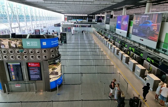 El aeropuerto de Catania, Italia, permanecerá cerrado este lunes por la erupción del Etna