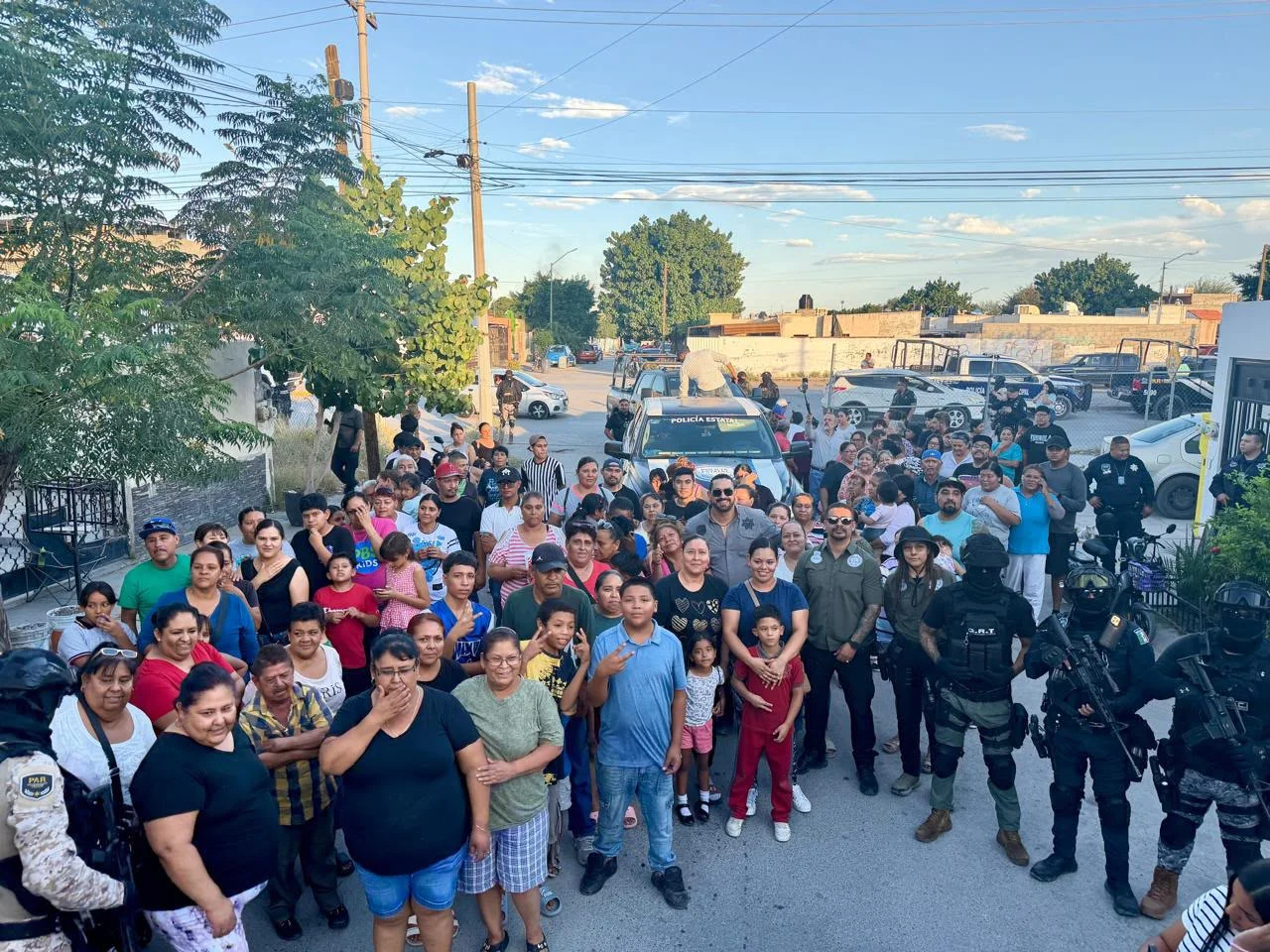 Corporaciones de seguridad entregan apoyos a familias de escasos recursos en Torreón