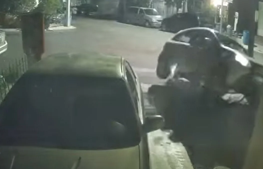 Conductor choca contra barandal de vivienda en Monterrey y se da a la fuga