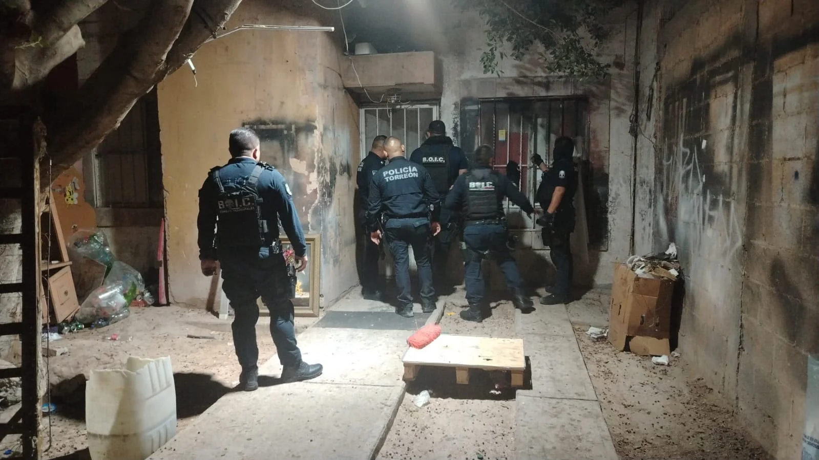 Municipio de Torreón intensifica acciones contra tiraderos clandestinos en Villa Zaragoza; detectan a 11 personas tirando residuos