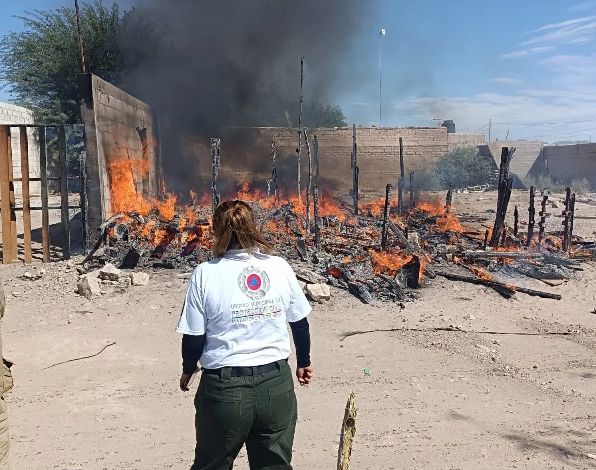 Bomberos sofocan incendio de jacal en Torreón; no hay lesionados