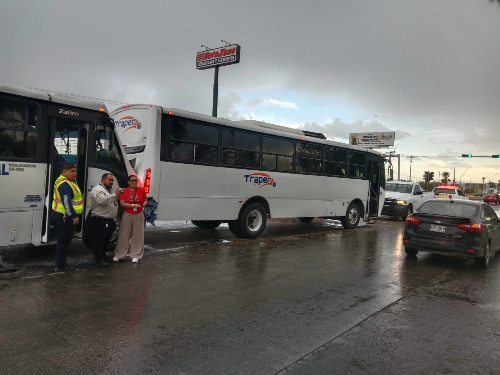 Accidente entre dos autobuses de transporte de personal deja por lo menos tres lesionados en Torreón