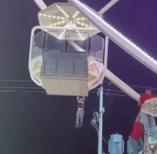 Menor queda colgando de juego mecánico en la Feria de Torreón; lo rescatan