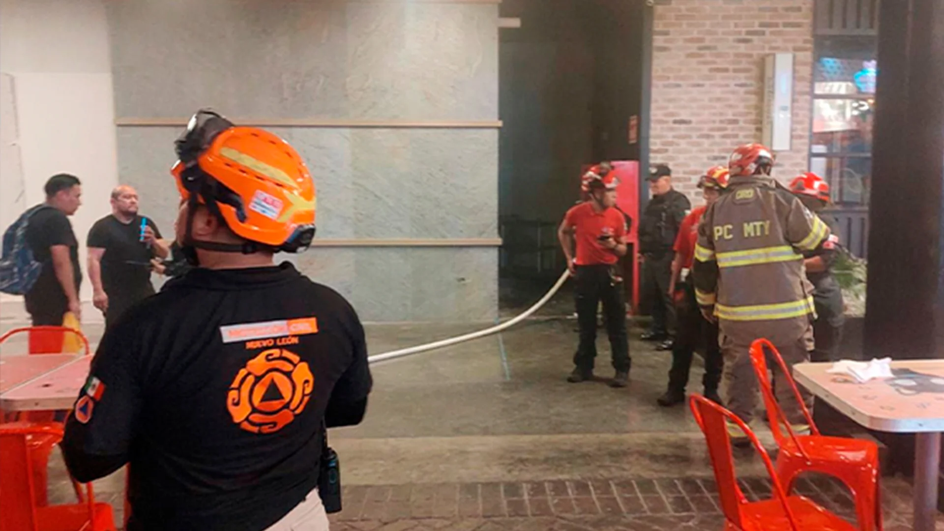 Evacuan más de 200 personas por incendio en restaurante de NL