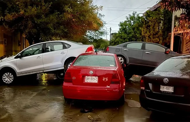 Más de 30 autos son arrastrados por fuerte corriente tras lluvias en Santa Catarina