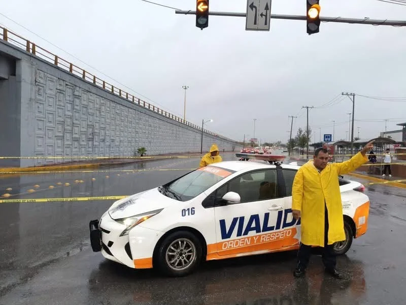 Realizan cierres preventivos por anegaciones en vialidades de Torreón