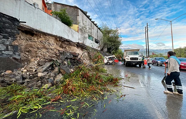 VIDEO: Camioneta atropella a reportera y camarógrafo mientras cubrían derrumbe en Monterrey